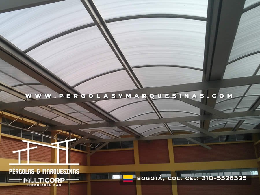 Cubierta en policarbonato alveolar con estructura metálica para patio escolar o comercial en Colombia. Multicorp Ingeniería SAS.