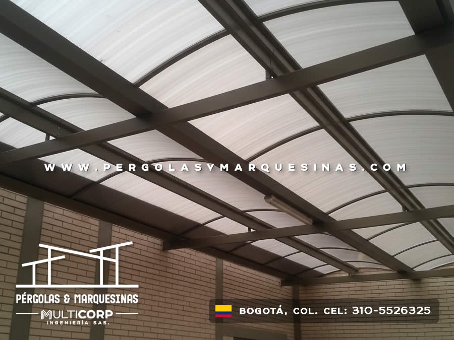 Cubierta en policarbonato alveolar con estructura de acero para patio cubierto comercial en Bogotá. Multicorp Ingeniería SAS.