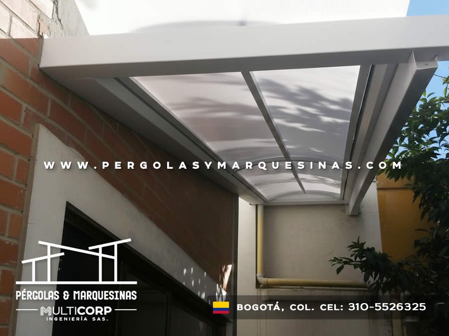 Pérgola metálica en aluminio blanco con policarbonato para patio lateral residencial en Colombia. Multicorp Ingeniería SAS.