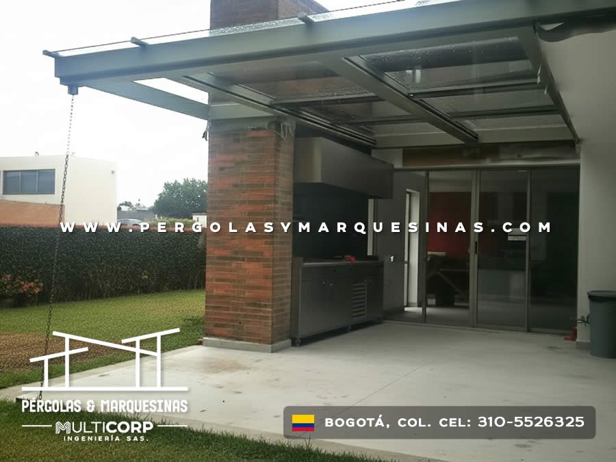 Pérgola metálica en policarbonato para patio y cocina exterior en Bogotá, Colombia. Multicorp Ingeniería SAS. Pérgola metálica en policarbonato para patio y cocina exterior en Bogotá, Colombia. Multicorp Ingeniería SAS.