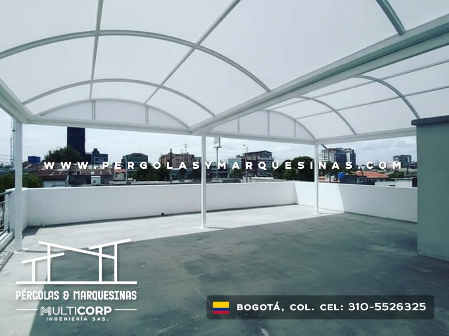 Marquesina con cubierta de policarbonato y estructura metálica blanca en terraza residencial en Bogotá, Colombia. Multicorp Ingeniería SAS.