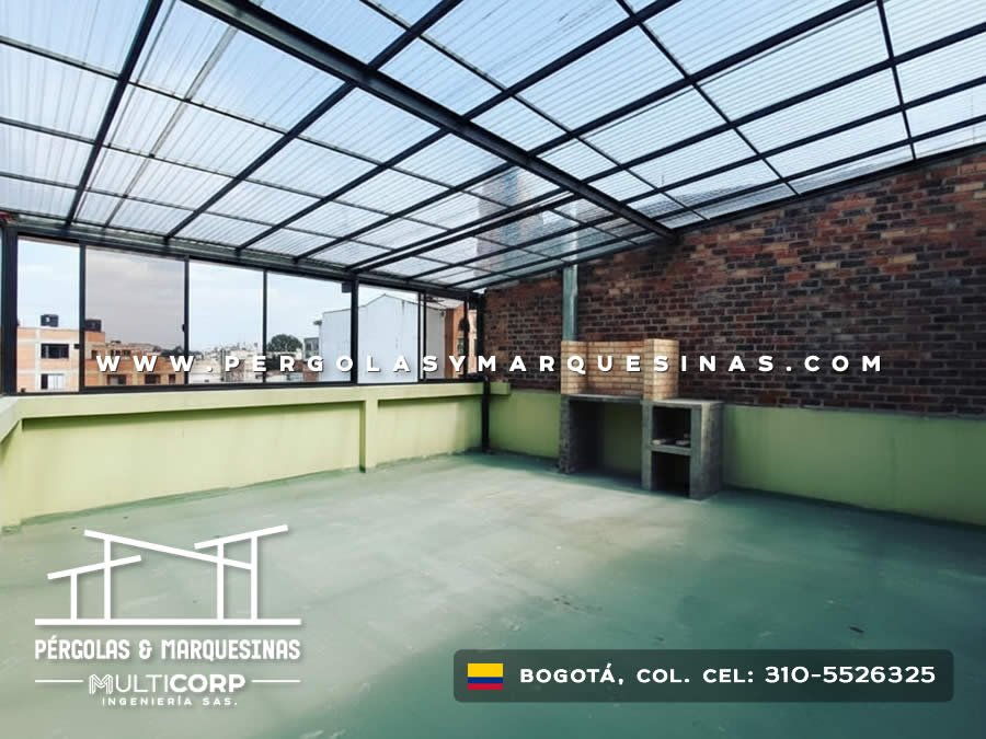 Cubierta de policarbonato con estructura negra instalada sobre terraza con muro verde en Bogotá, Colombia. Multicorp Ingeniería SAS.