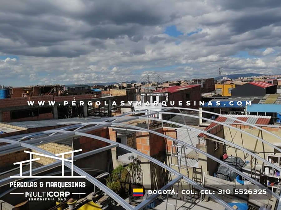 Estructura metálica para cubierta en proceso de montaje sobre edificación residencial en Bogotá, Colombia. Multicorp Ingeniería SAS.