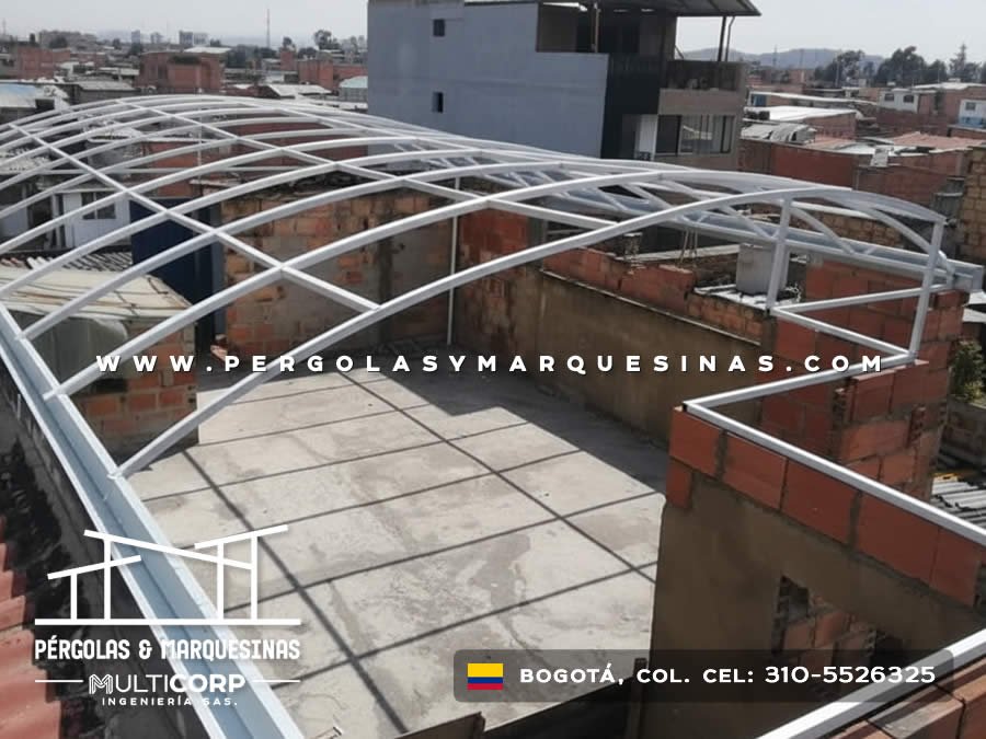 Armazón metálico curvo sin cerramiento instalado sobre cubierta plana en edificio en Bogotá, Colombia. Multicorp Ingeniería SAS.