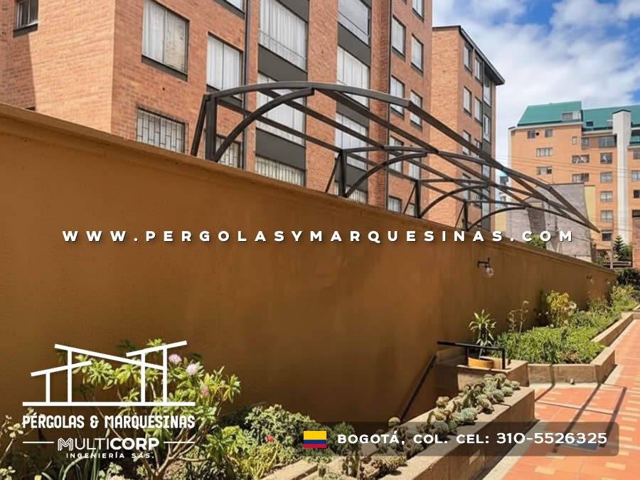Domo metálico curvo con acabado negro montado sobre jardín en terraza residencial en Bogotá, Colombia. Multicorp Ingeniería SAS.