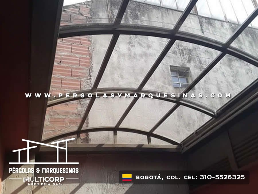 Lucernario curvo con estructura metálica negra visto desde interior de espacio residencial en Bogotá, Colombia. Multicorp Ingeniería SAS.