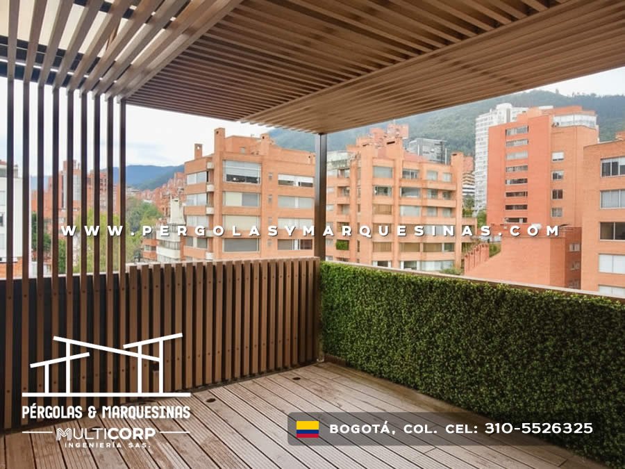 Pérgola con techo de listones de madera natural y estructura metálica, instalada en terraza residencial en Bogotá, Colombia. Multicorp Ingeniería SAS.