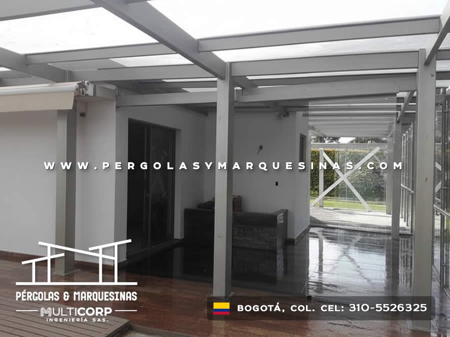 Cubierta transparente con estructura metálica blanca y cerramiento de vidrio para terraza interior en Bogotá, Colombia. Multicorp Ingeniería SAS.