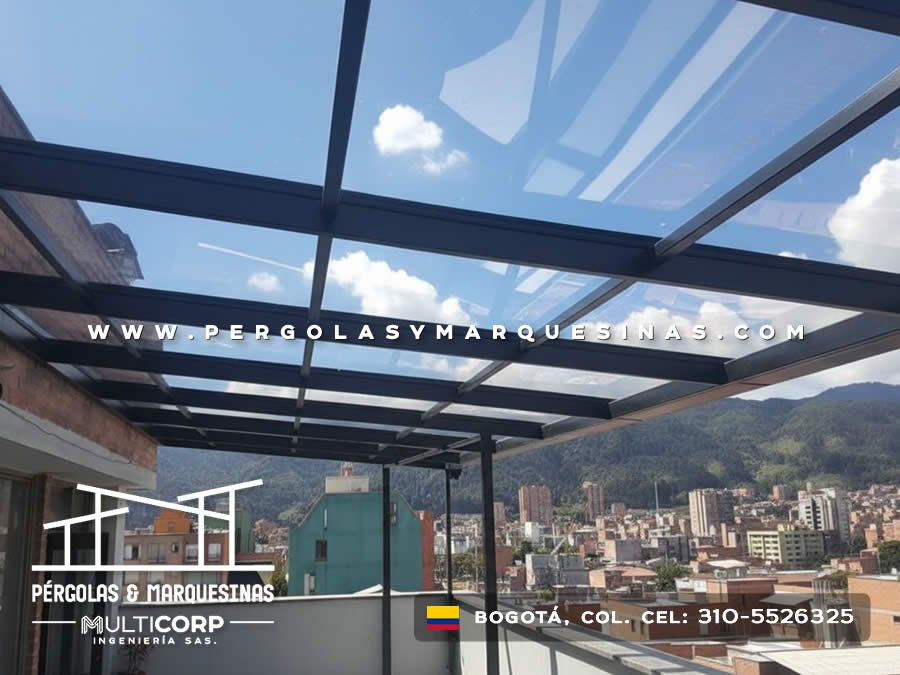 Techo de vidrio templado con perfilería metálica color negro para terraza urbana en Bogotá, Colombia. Multicorp Ingeniería SAS.