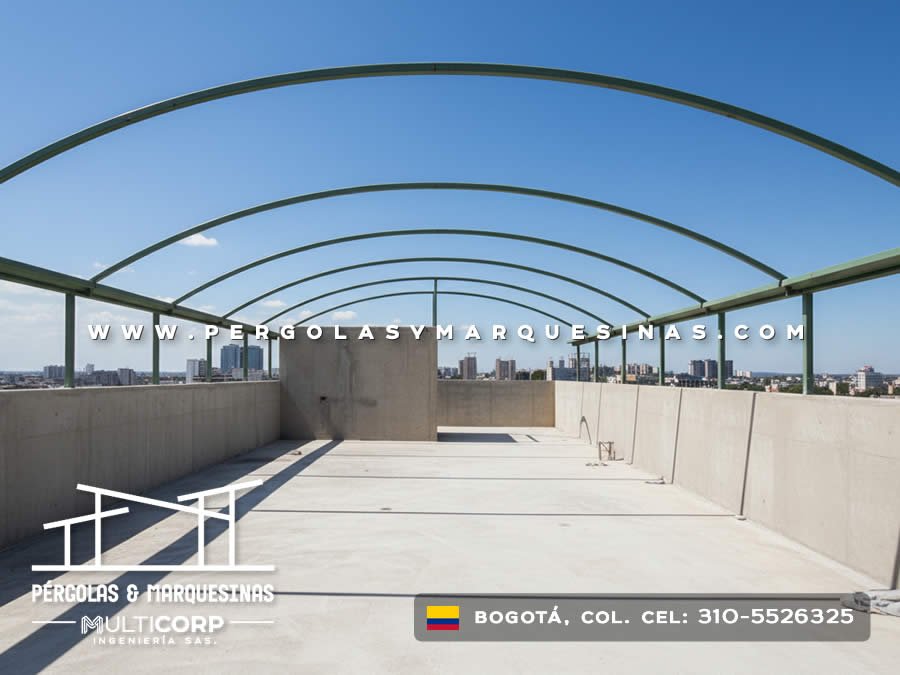 Estructura metálica para domo curvo con arcos paralelos en proceso de instalación en terraza en Bogotá, Colombia. Multicorp Ingeniería SAS.