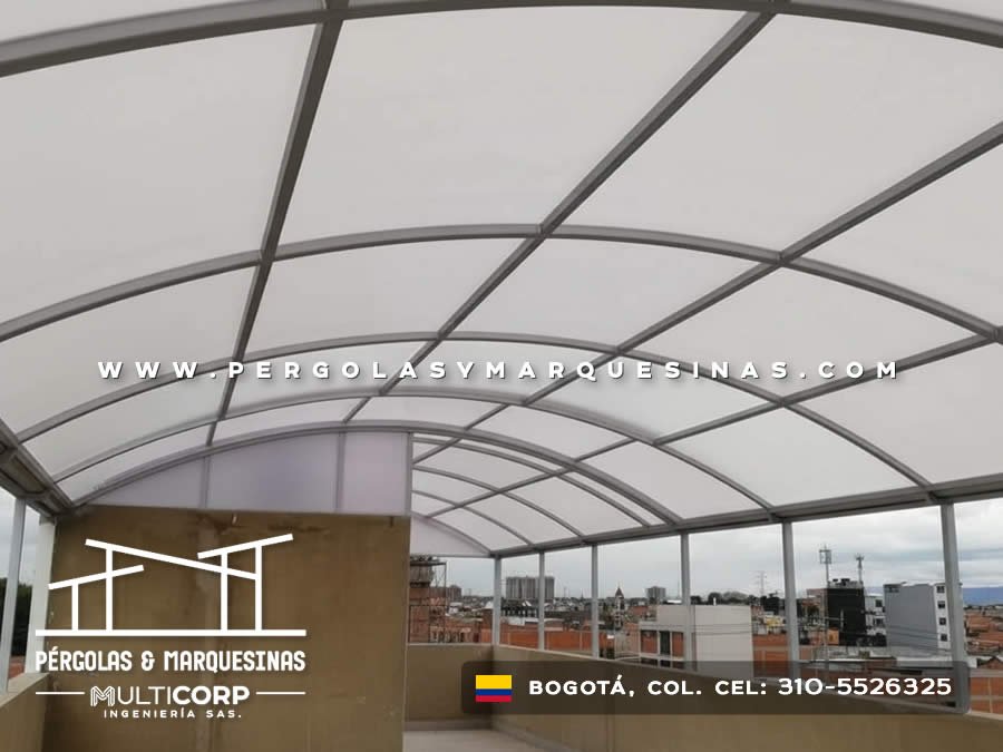 Cubierta abovedada con marco metálico y policarbonato para terraza de último piso en Bogotá, Colombia. Multicorp Ingeniería SAS.