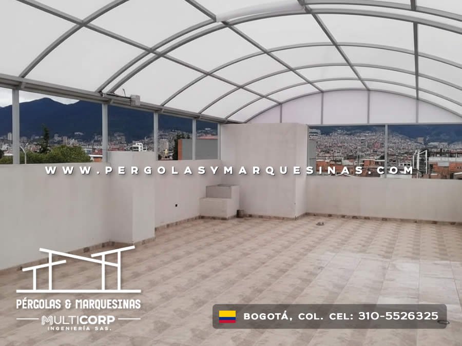 Domo curvo translúcido con estructura metálica gris en terraza de edificio residencial en Bogotá, Colombia. Multicorp Ingeniería SAS.