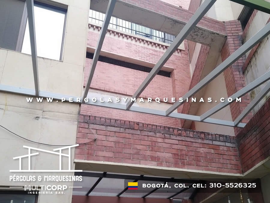 Estructura metálica curva de policarbonato instalada en patio interior de edificio en Bogotá, Colombia. Multicorp Ingeniería SAS.