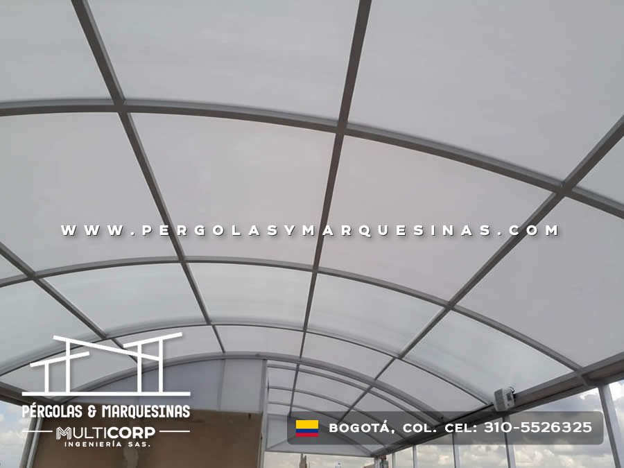 Cubierta curva de policarbonato con perfiles metálicos grises para terraza en Bogotá, Colombia. Multicorp Ingeniería SAS.