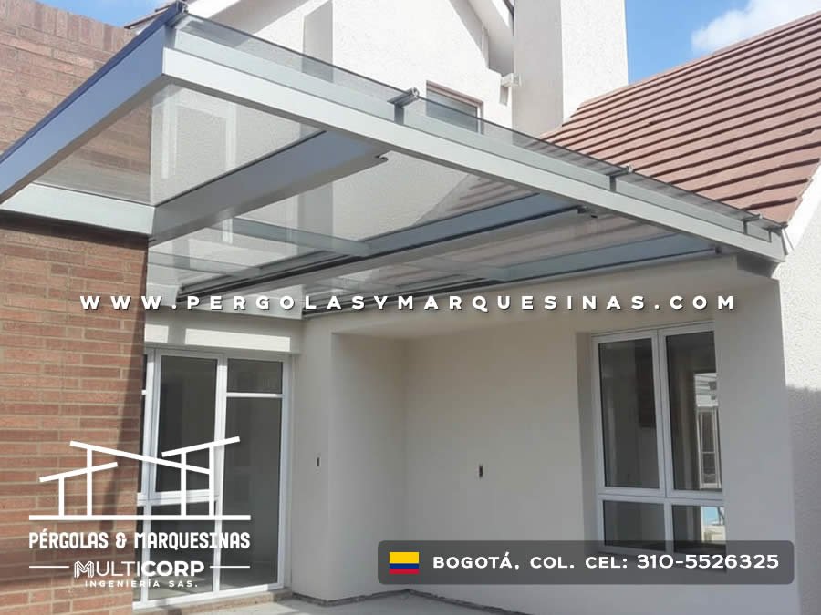 Marquesina de vidrio templado con estructura metálica sobre terraza residencial en Bogotá, Colombia. Multicorp Ingeniería SAS.