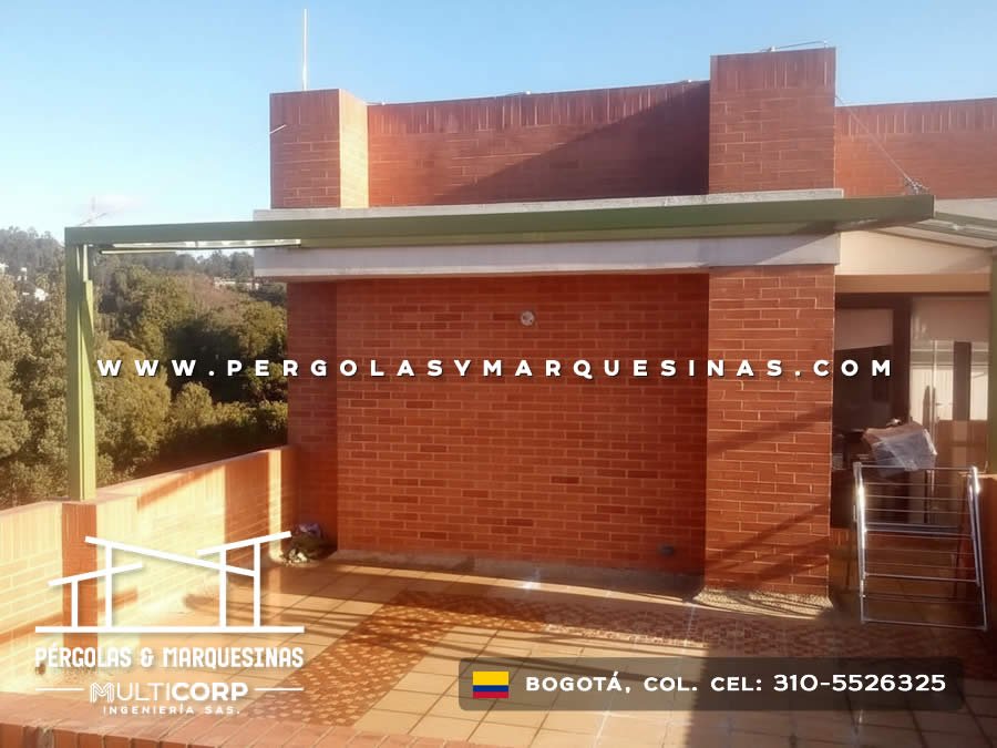 Pérgola metálica con techo translúcido instalada en terraza con muro de ladrillo en Bogotá, Colombia. Multicorp Ingeniería SAS.