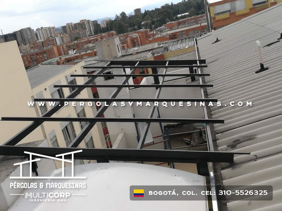 Estructura metálica negra para techo de policarbonato en proceso de montaje en azotea en Bogotá, Colombia. Multicorp Ingeniería SAS.