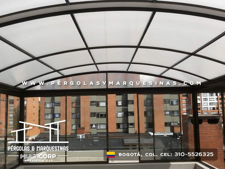 Cerramiento curvo con techo translúcido y marcos negros para terraza de edificio en Bogotá, Colombia. Multicorp Ingeniería SAS.