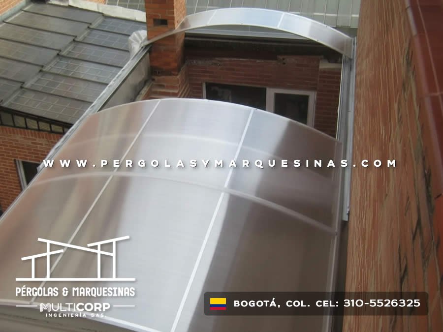 Domo curvo translúcido con estructura metálica sobre patio de luz en edificio en Bogotá, Colombia. Multicorp Ingeniería SAS.
