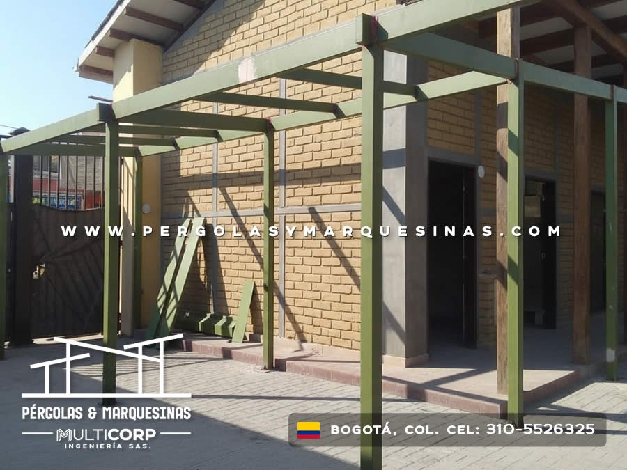 Estructura metálica verde para pérgola en proceso de instalación en terraza en Bogotá, Colombia. Multicorp Ingeniería SAS.