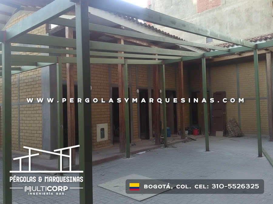 Pérgola metálica color verde sin cubierta en patio de edificio residencial en Bogotá, Colombia. Multicorp Ingeniería SAS.