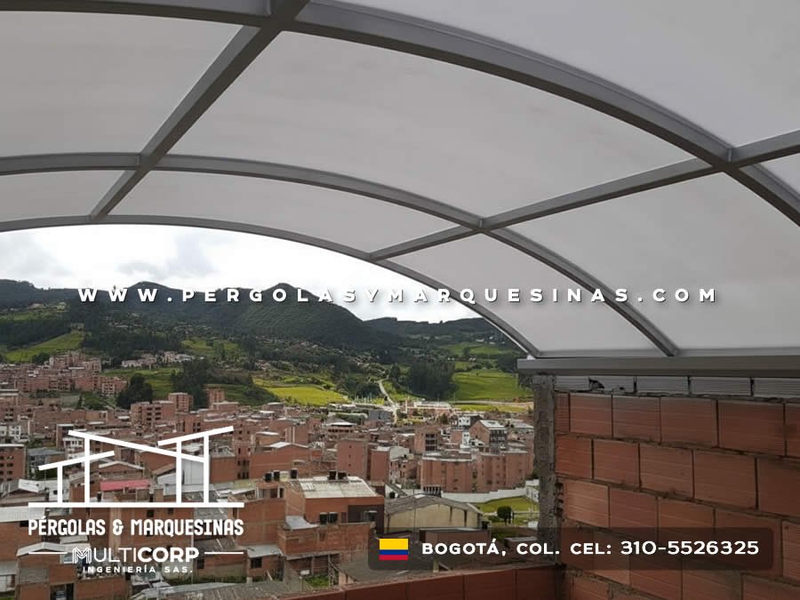 Cubierta curva translúcida con perfiles metálicos grises en terraza urbana en Bogotá, Colombia. Multicorp Ingeniería SAS.