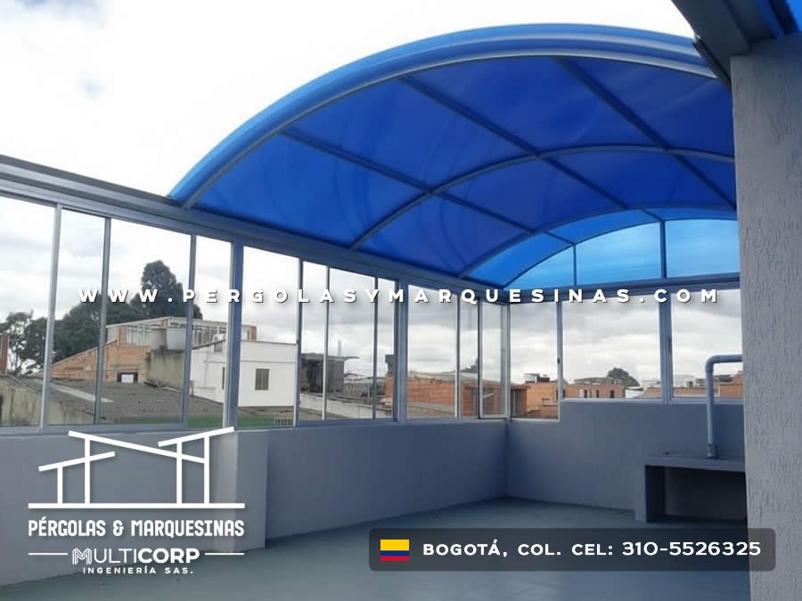 Techo curvo de policarbonato azul con ventanales laterales en terraza residencial en Bogotá, Colombia. Multicorp Ingeniería SAS.