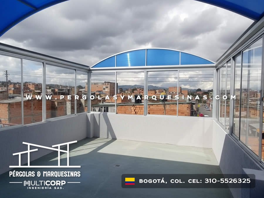 Cerramiento integral con domo curvo azul y marcos de aluminio en azotea en Bogotá, Colombia. Multicorp Ingeniería SAS.