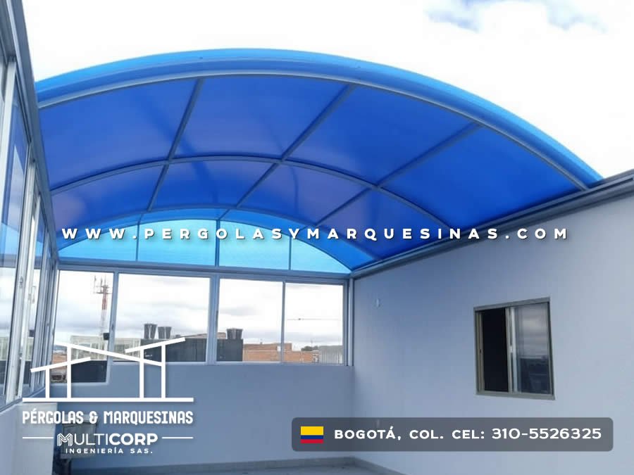 Cubierta curva azul con ventanales de aluminio instalada en terraza de edificio en Bogotá, Colombia. Multicorp Ingeniería SAS.