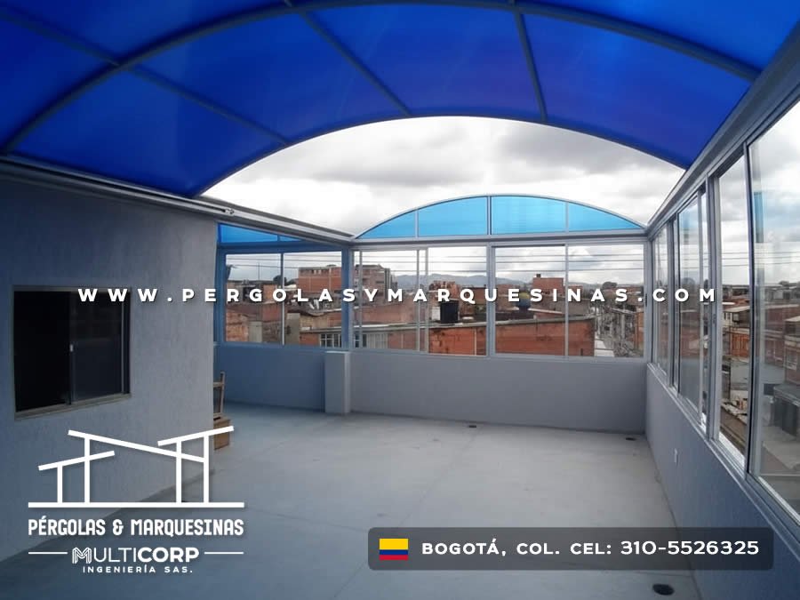Domo curvo bicolor blanco y azul con ventanales laterales en terraza residencial en Bogotá, Colombia. Multicorp Ingeniería SAS.