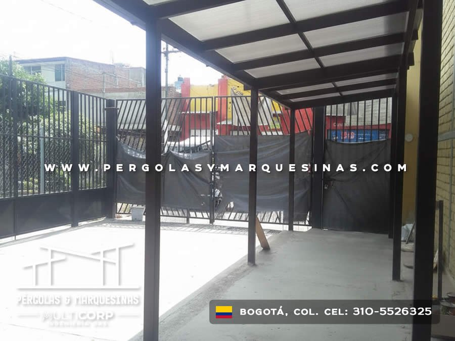 Pérgola metálica negra con techo de policarbonato instalada en terraza institucional en Bogotá, Colombia. Multicorp Ingeniería SAS.