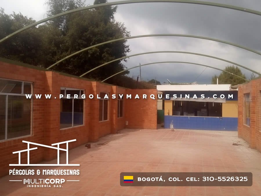 Domo curvo con arcos metálicos sobre patio de institución educativa en Bogotá, Colombia. Multicorp Ingeniería SAS.