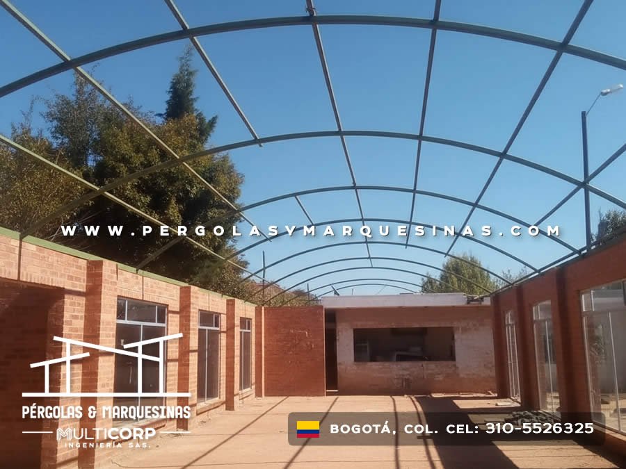 Estructura metálica curva sin cubierta en patio escolar en construcción en Bogotá, Colombia. Multicorp Ingeniería SAS.