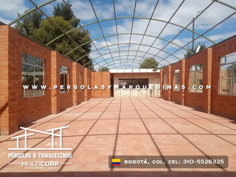 Cubierta curva translúcida con arcos metálicos para corredor escolar en Bogotá, Colombia. Multicorp Ingeniería SAS.