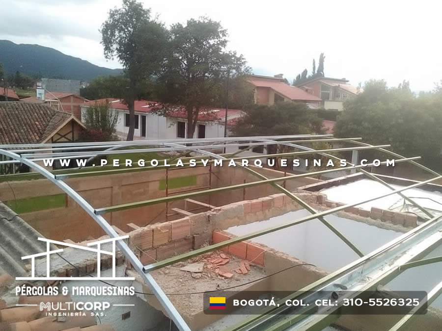 Estructura metálica plana con vigas verdes en proceso de instalación en azotea en Bogotá, Colombia. Multicorp Ingeniería SAS.