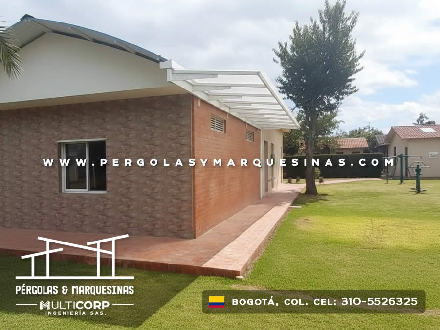 Pérgola blanca con techo de policarbonato translúcido en fachada residencial en Bogotá, Colombia. Multicorp Ingeniería SAS.