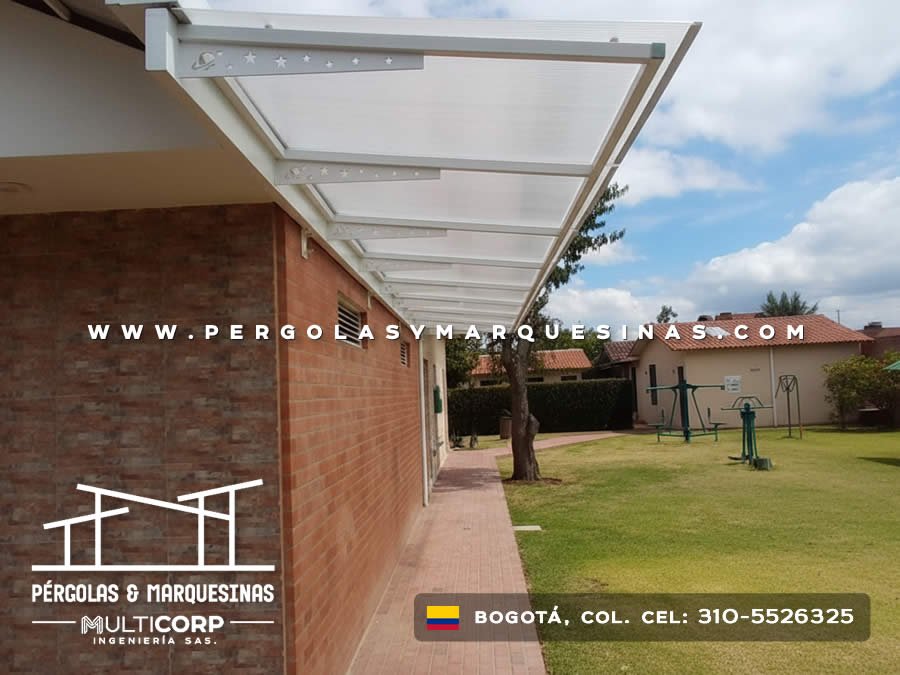 Cubierta plana de policarbonato con perfiles blancos sobre corredor residencial en Bogotá, Colombia. Multicorp Ingeniería SAS.