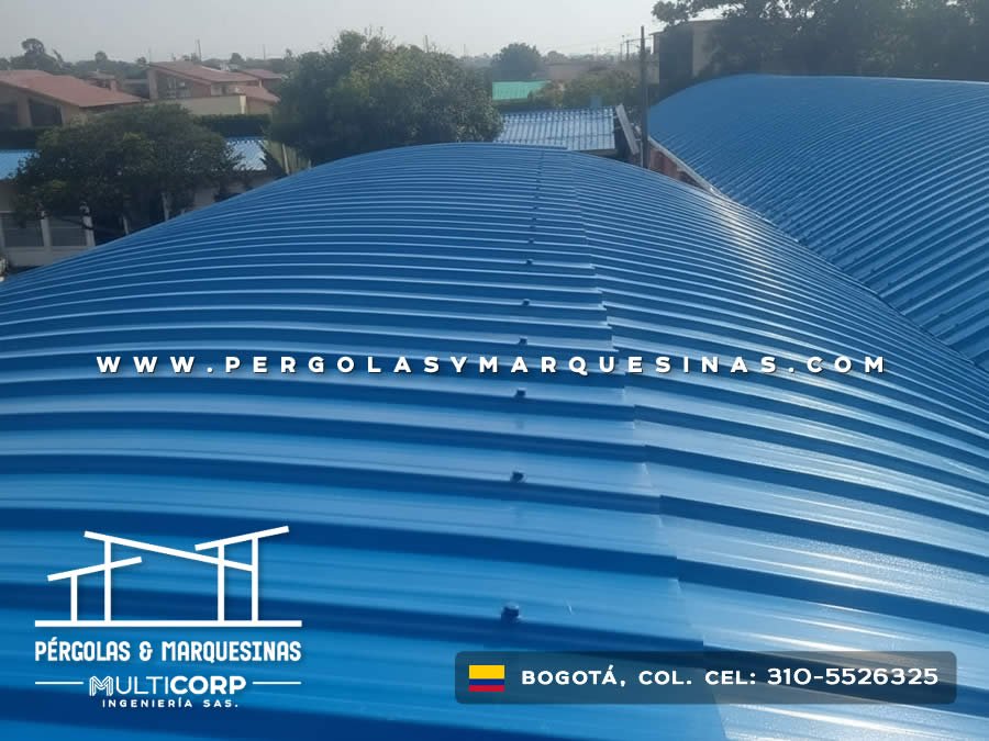 Techo curvo de policarbonato azul con estructura acanalada para cubierta industrial en Bogotá, Colombia. Multicorp Ingeniería SAS.