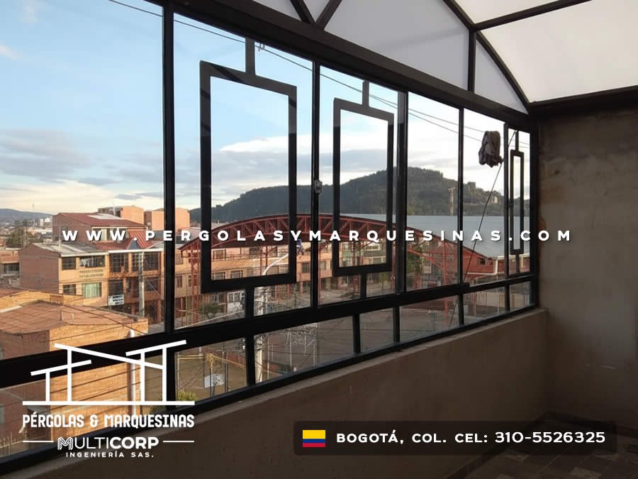 Ventanal de piso a techo con marcos negros en apartamento urbano en Bogotá, Colombia. Multicorp Ingeniería SAS.