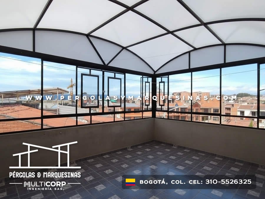 Cerramiento curvo con ventanales negros y techo translúcido en terraza de edificio en Bogotá, Colombia. Multicorp Ingeniería SAS.