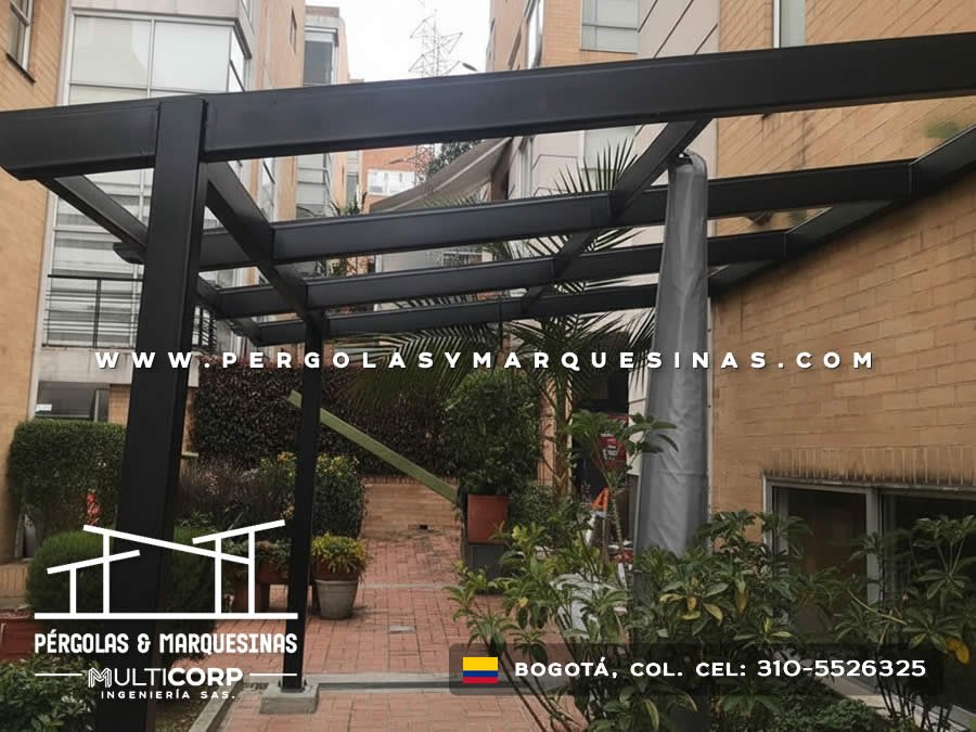 Pérgola metálica negra sin cubierta en terraza de conjunto residencial en Bogotá, Colombia. Multicorp Ingeniería SAS.