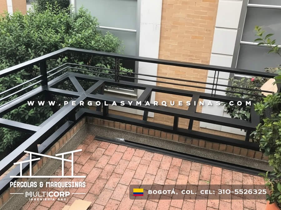 Estructura metálica negra con riostras diagonales para pérgola en edificio en Bogotá, Colombia. Multicorp Ingeniería SAS.