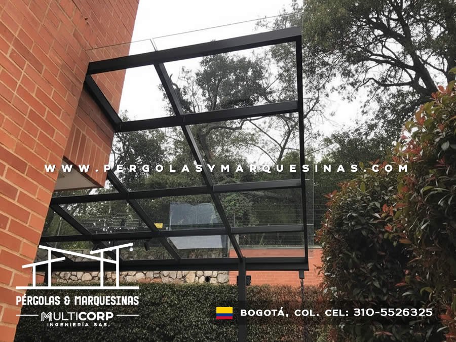 Estructura metálica negra con paneles de vidrio parciales en zona común de edificio en Bogotá, Colombia. Multicorp Ingeniería SAS.
