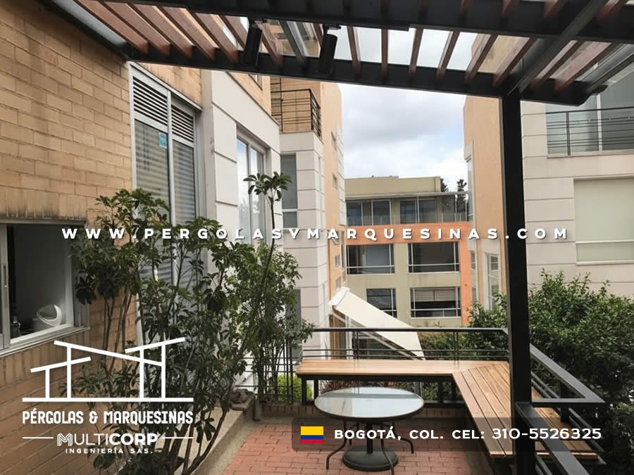 Estructura metálica negra con techo de madera sin cubierta para terraza de apartamento en Bogotá, Colombia. Multicorp Ingeniería SAS.