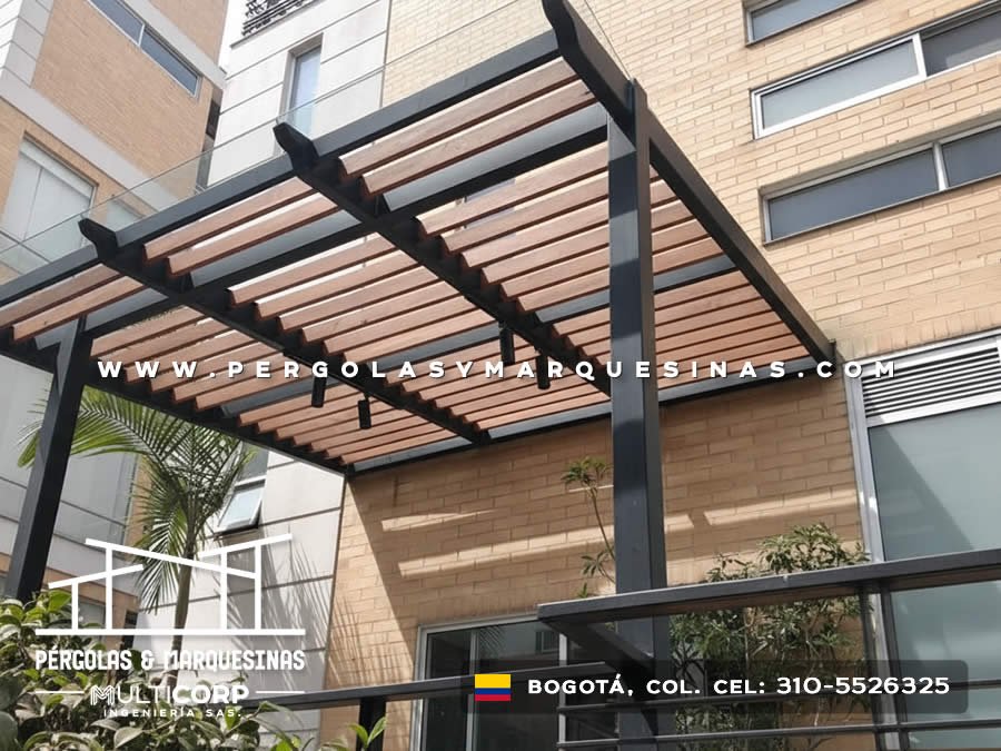 Techo con listones de madera natural sobre vigas metálicas negras para balcón de apartamento en Bogotá, Colombia. Multicorp Ingeniería SAS.