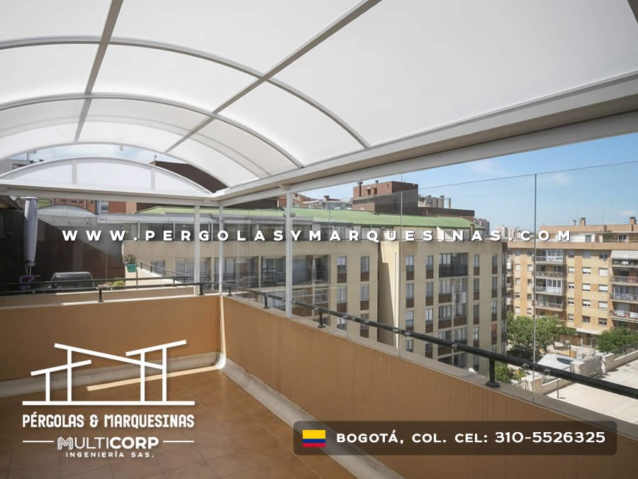 Domo curvo de policarbonato translúcido con estructura metálica blanca para terraza de edificio en Bogotá, Colombia. Multicorp Ingeniería SAS.
