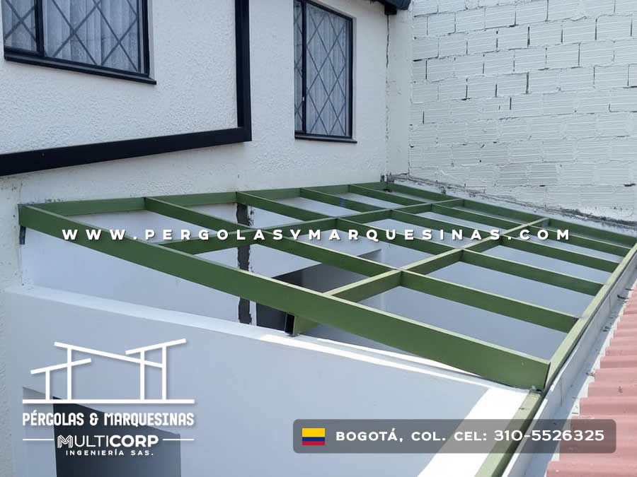 Estructura metálica verde sin cubierta montada sobre muro impermeabilizado en terraza de vivienda en Bogotá, Colombia. Multicorp Ingeniería SAS.