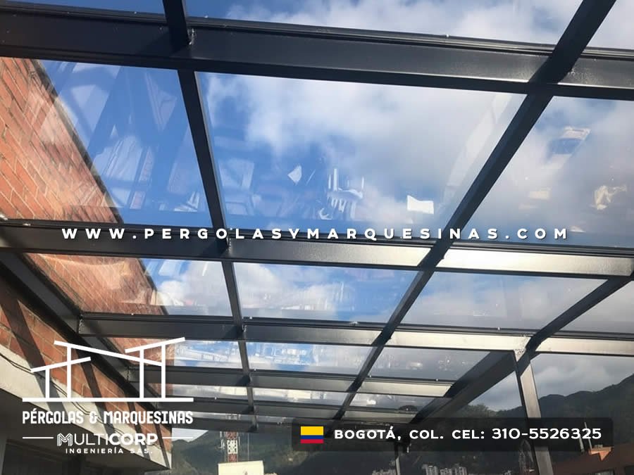 Techo transparente con perfiles metálicos negros para terraza con vista panorámica en edificio en Bogotá, Colombia. Multicorp Ingeniería SAS.