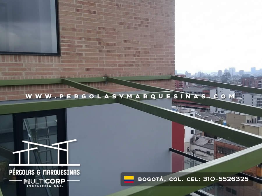 Estructura metálica pintada en verde sin cubierta instalada sobre terraza de edificio en Bogotá, Colombia. Multicorp Ingeniería SAS.
