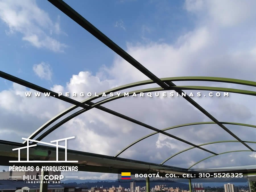 Marco metálico curvo bicolor para domo sin cubierta montado sobre terraza de edificio en Bogotá, Colombia. Multicorp Ingeniería SAS.